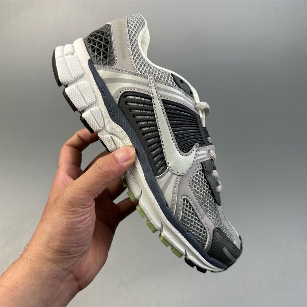 Nike Zoom Vomero 5 grey white